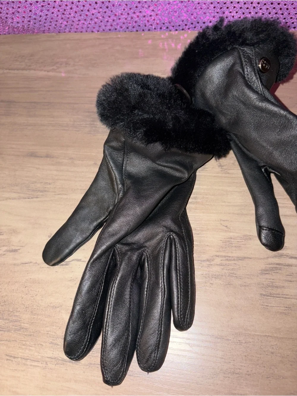 🆕💜UGG NWT Black Genuine Leather Gloves Real Fur Trim Wool Cashmere Lining Size M